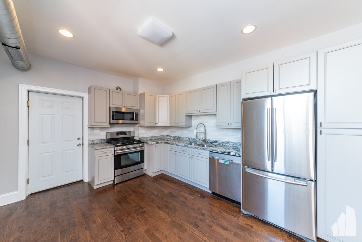 Building Photo - 623 E Groveland Park