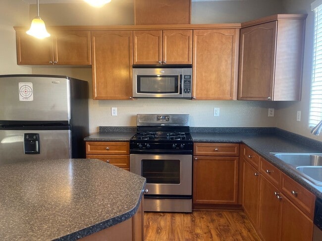 Building Photo - Large 2 Bedroom Sterling Ridge Town Home with 2 car garage