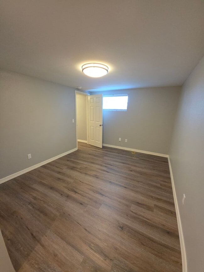 Building Photo - 709 W 13th St