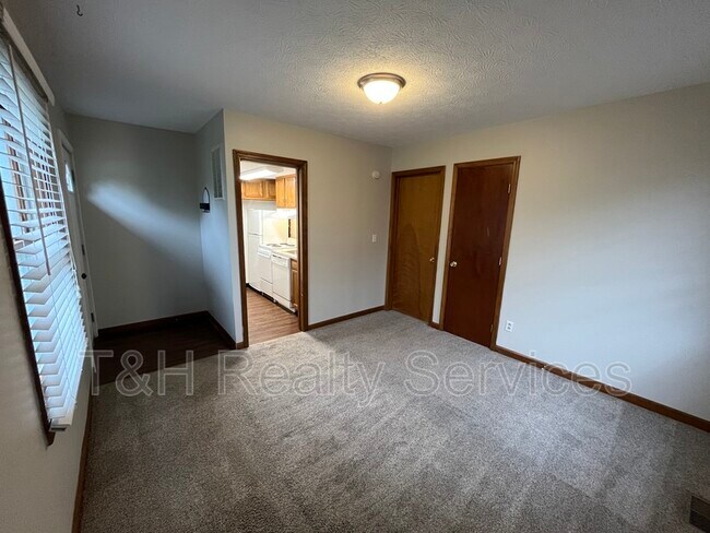 Building Photo - 751 N Rangeline Rd