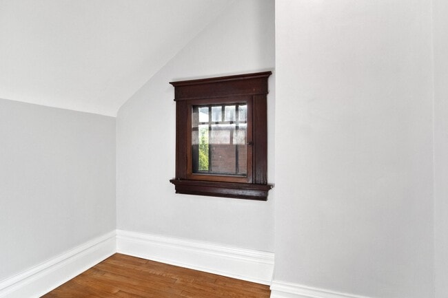 Building Photo - Hi-Pointe Adjacent House!