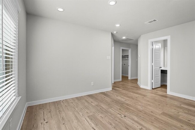 Building Photo - 4703 Preservation Oaks Ln