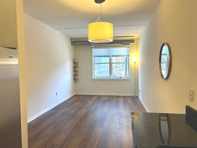 Building Photo - 873 N Larrabee St