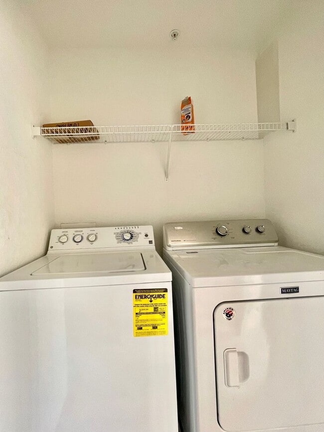 Building Photo - $1,690 2 BED / 2.5 BATH - 2 Story Townhouse