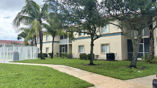 Building Photo - 1103 Golden Lakes Blvd
