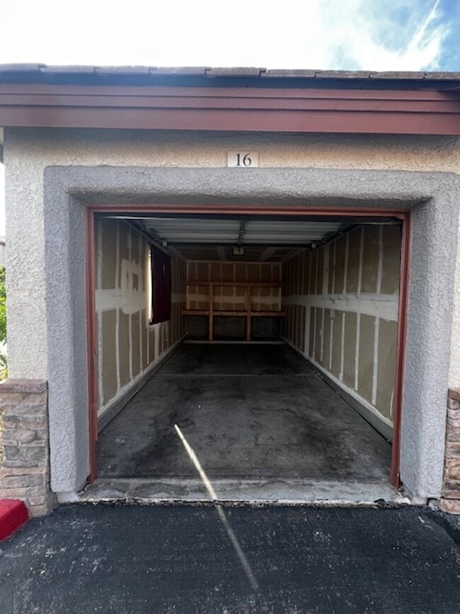 Building Photo - 3 Bedroom Condo - Gated - Summerlin - Detached Garage- New Carpet