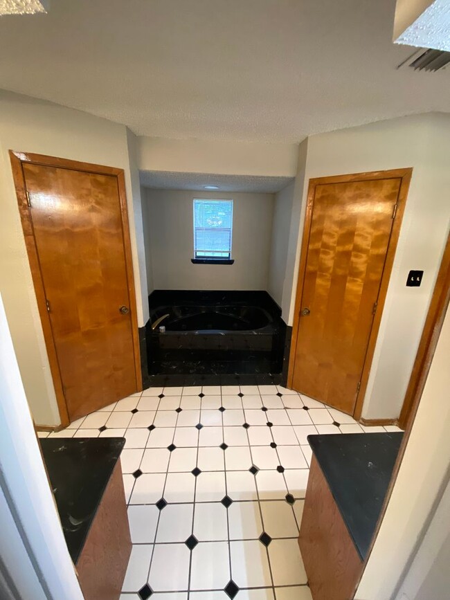 Building Photo - Blend of comfort and convenience