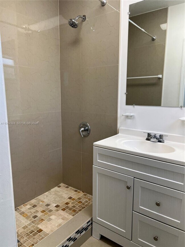 Building Photo - 1400 NE 175th St