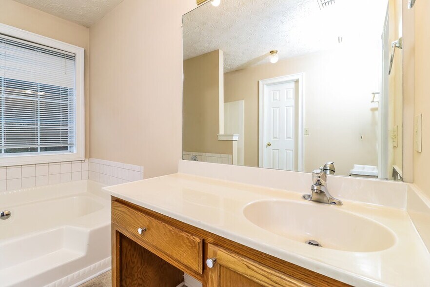 Building Photo - 641 Marble Arch Ave