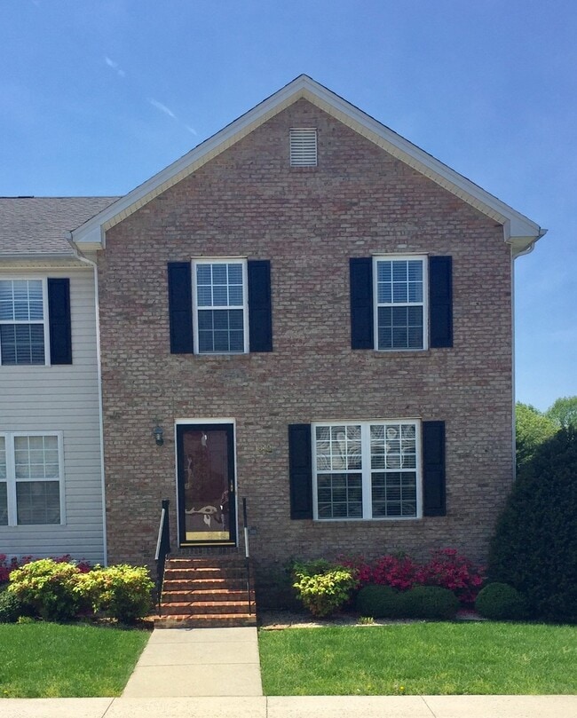 Building Photo - 4 Bedroom 3.5 Bath end unit- Available Aug...