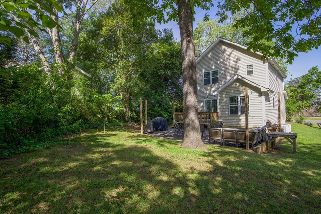 Building Photo - "Charming 3-Bed Oasis in Southern Pines wi...