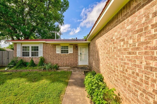 Building Photo - Updated 3-Bedroom Home with Spacious Backy...