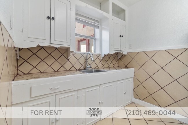 Building Photo - 1630 W Rosewood Ave