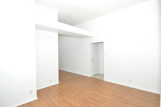 Building Photo - Freshly Painted! 1 Story with 3 bed/2bath....