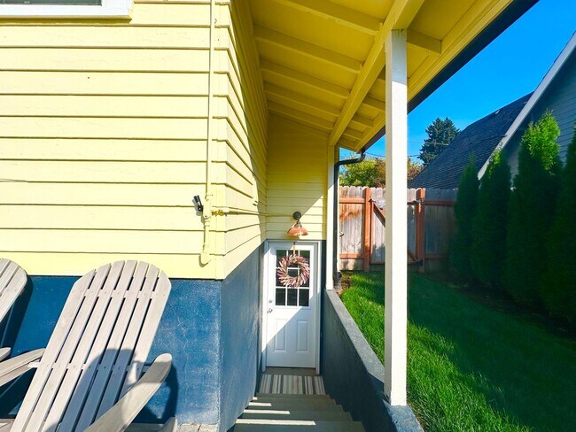 Primary Photo - Modern Comfort Meets Convenience – Fully F...