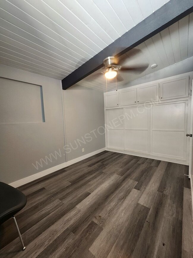 Building Photo - 2 Bedroom, 1 bathroom