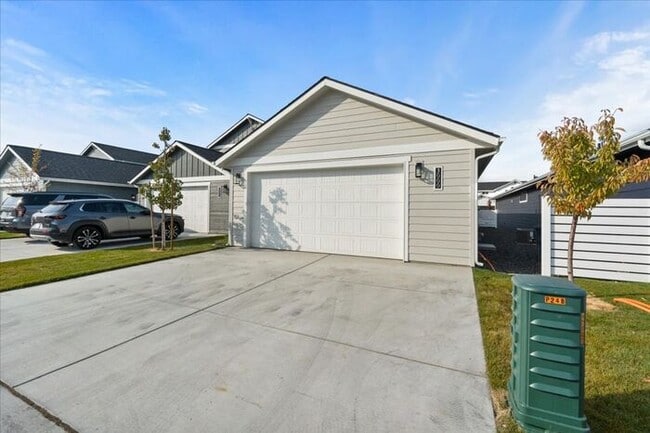 Building Photo - Single-Level Serenity: Your 3 Bedroom, 2 Bath Dream Home Awaits