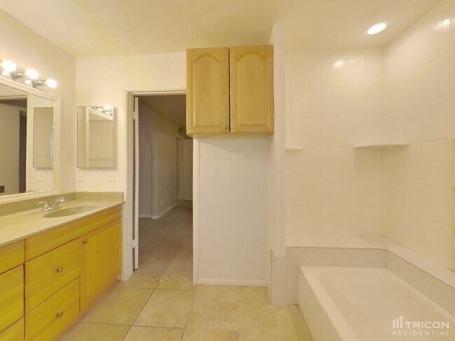 Building Photo - 669 W Barrow Dr