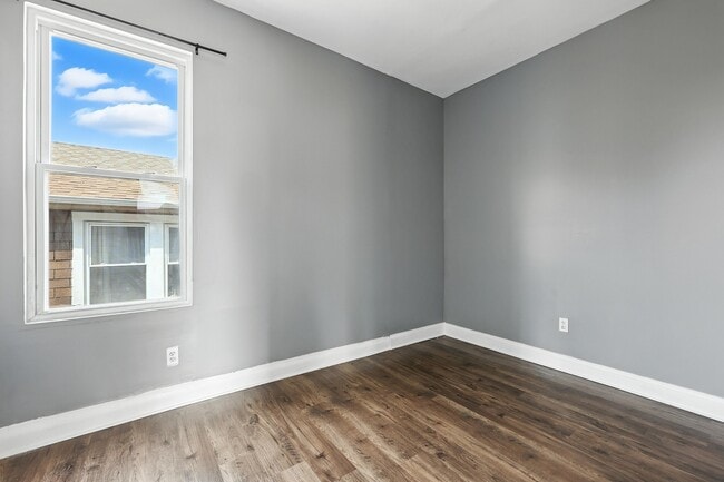 Building Photo - 1227 Clarence Ave