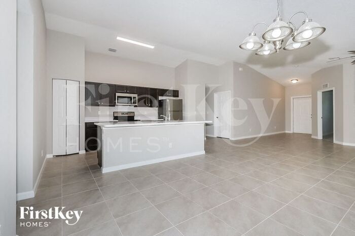 Building Photo - 2114 SW Biella Ave