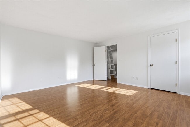 Building Photo - 146 Russet Ln