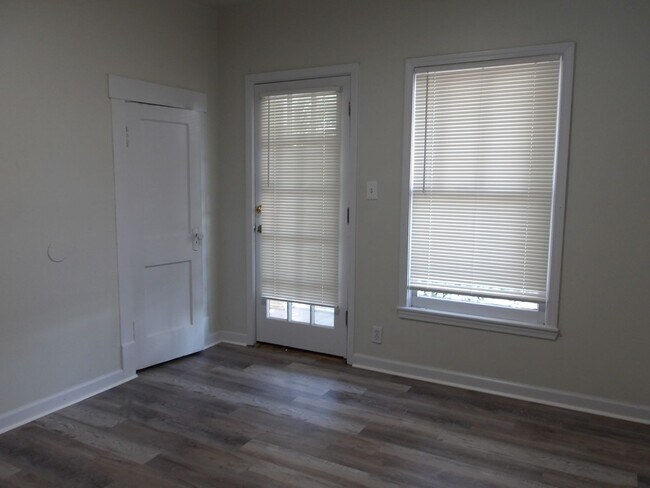 Building Photo - 633 W Ormsby Ave