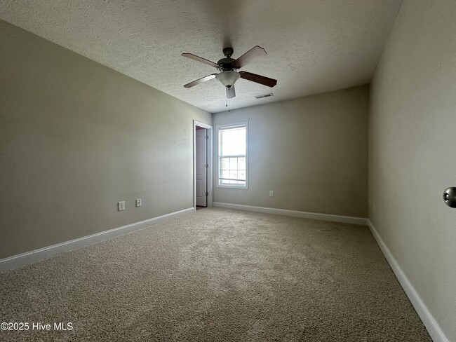 Building Photo - 402 Falls Cove