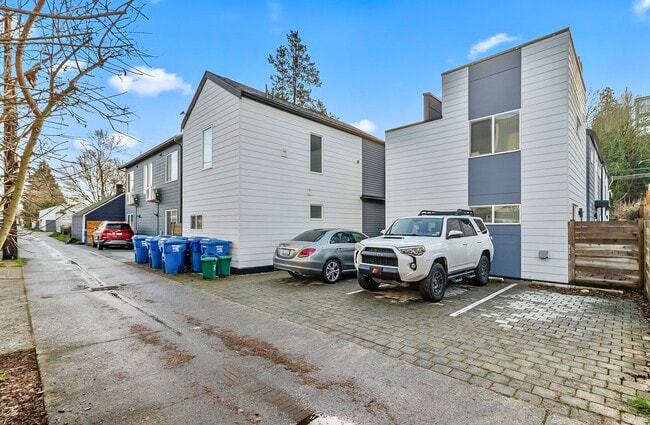 Building Photo - 1040 S Donovan St