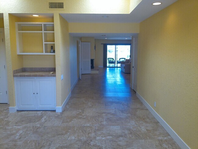 Building Photo - Charming Golf Course Condo for Rent – Residential Estates