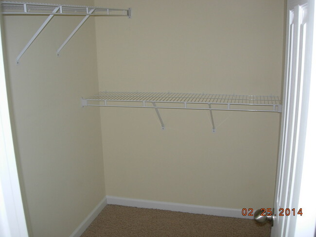 Building Photo - NICE Condo in GREAT location!!! VERY clean...