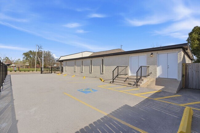 Building Photo - 3911 Fulton St