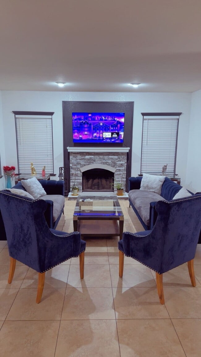 Building Photo - Luxury Living in Garden Lake Estates