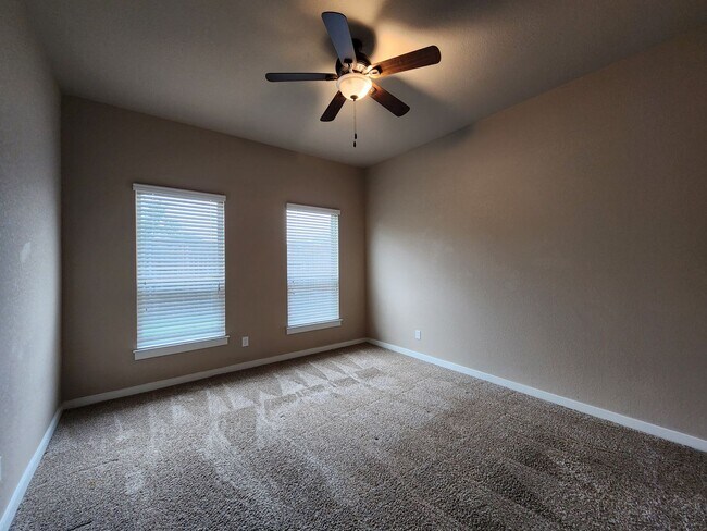 Building Photo - 3/2/2  Located between New Braunfels & Seguin / Fridge Included /  Fenced Backyard / CISD