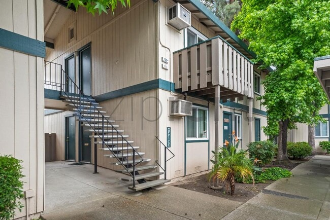 Building Photo - 1185 Meadow Ln