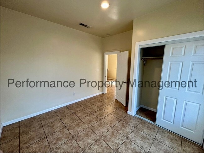 Building Photo - Charming 3 Bed/2 Bath Home w/ Large Yard