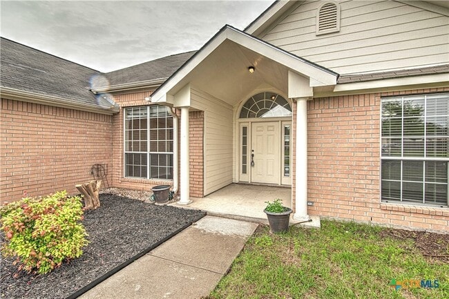 Building Photo - 5005 Warwicke Dr