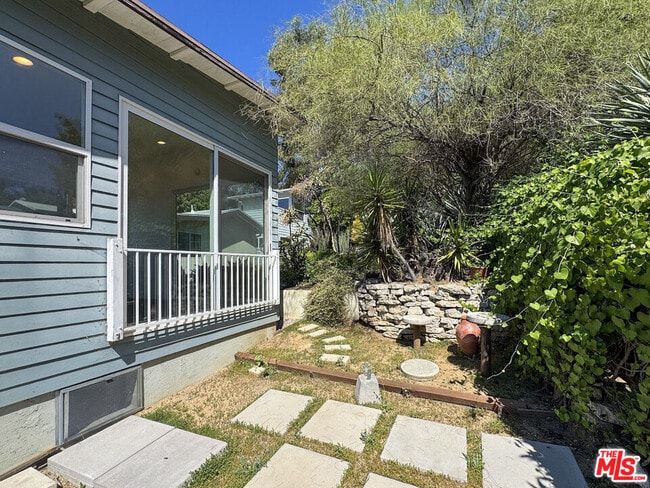 Building Photo - 3050 Knob Dr