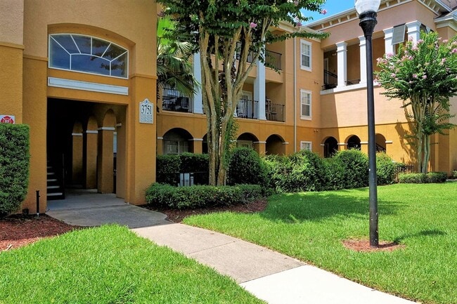 Building Photo - Spacious 2 bed 2 bath condo, split floorplan on the 3rd floor! Gated community at Mosaic at Millenia