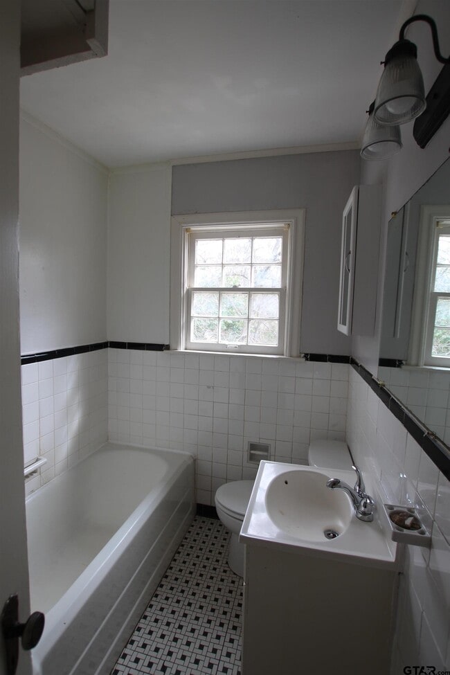 Building Photo - 132 Rowland Pl
