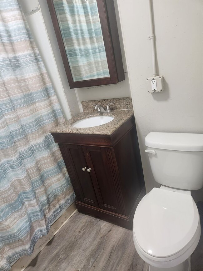 Building Photo - E. Walnut 2br 1 ba w/d hookup