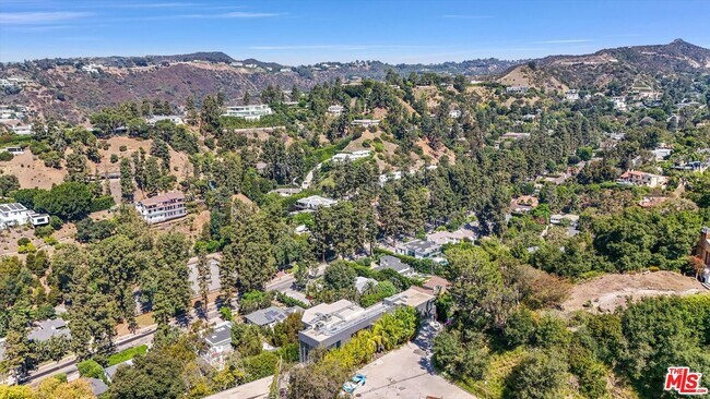 Building Photo - 9400 Readcrest Dr