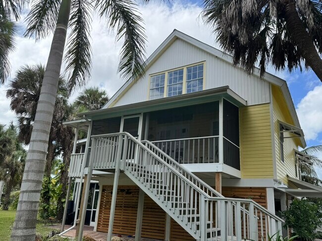 Building Photo - 2732 Weeks Ave