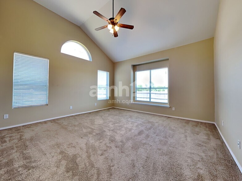 Building Photo - 704 Rolling Hills Ln