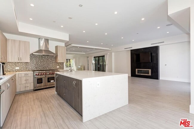 Building Photo - 312 S Palm Dr