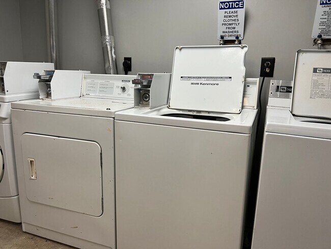 Building Photo - Recently Renovated Upper Level 1-bed, 1-Bath