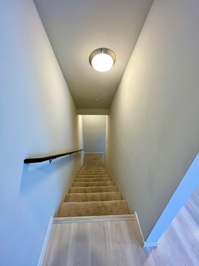 Building Photo - Exceptional 4 Bed 3 Bath Townhome on corner lot. One months rent free!!