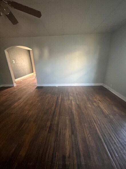 Living room - 1212 W Carson St