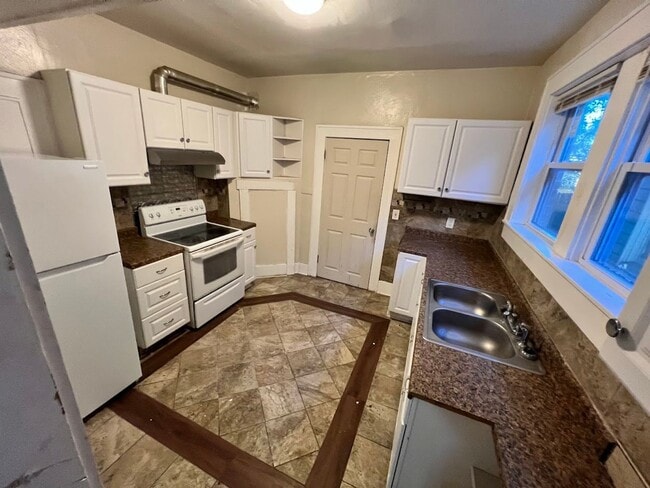 Building Photo - MOVE IN READY