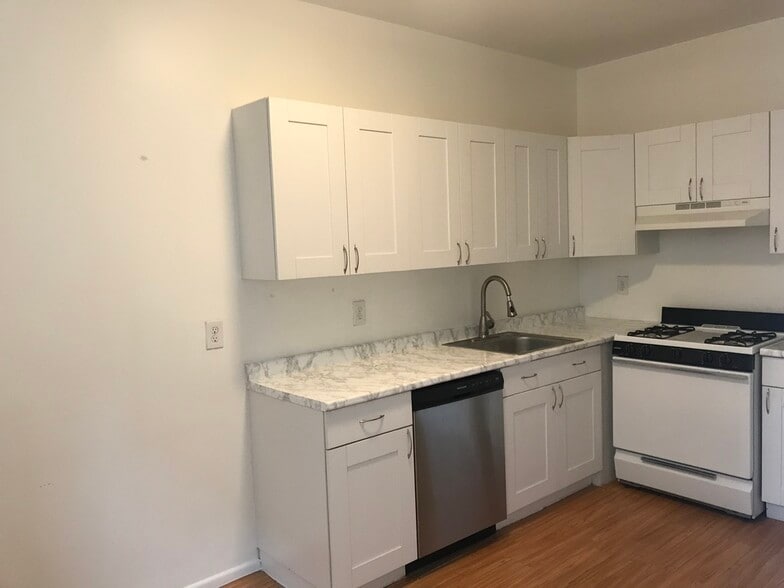 Building Photo - 137 W 110th St