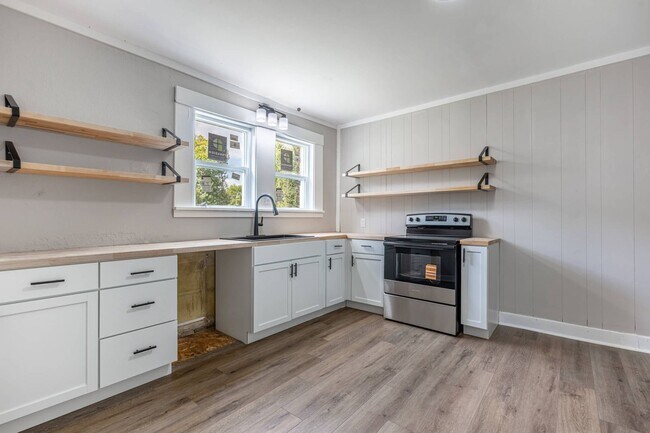 Building Photo - Welcome to this charming 3-bedroom, 1-bath...